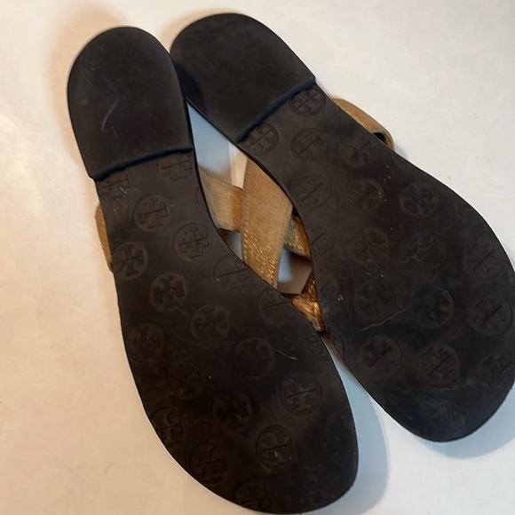 Tory Burch Thora Logo Embossed Leather Gold Thong Flat Sandals Sz 8 Women - Picture 2 of 7